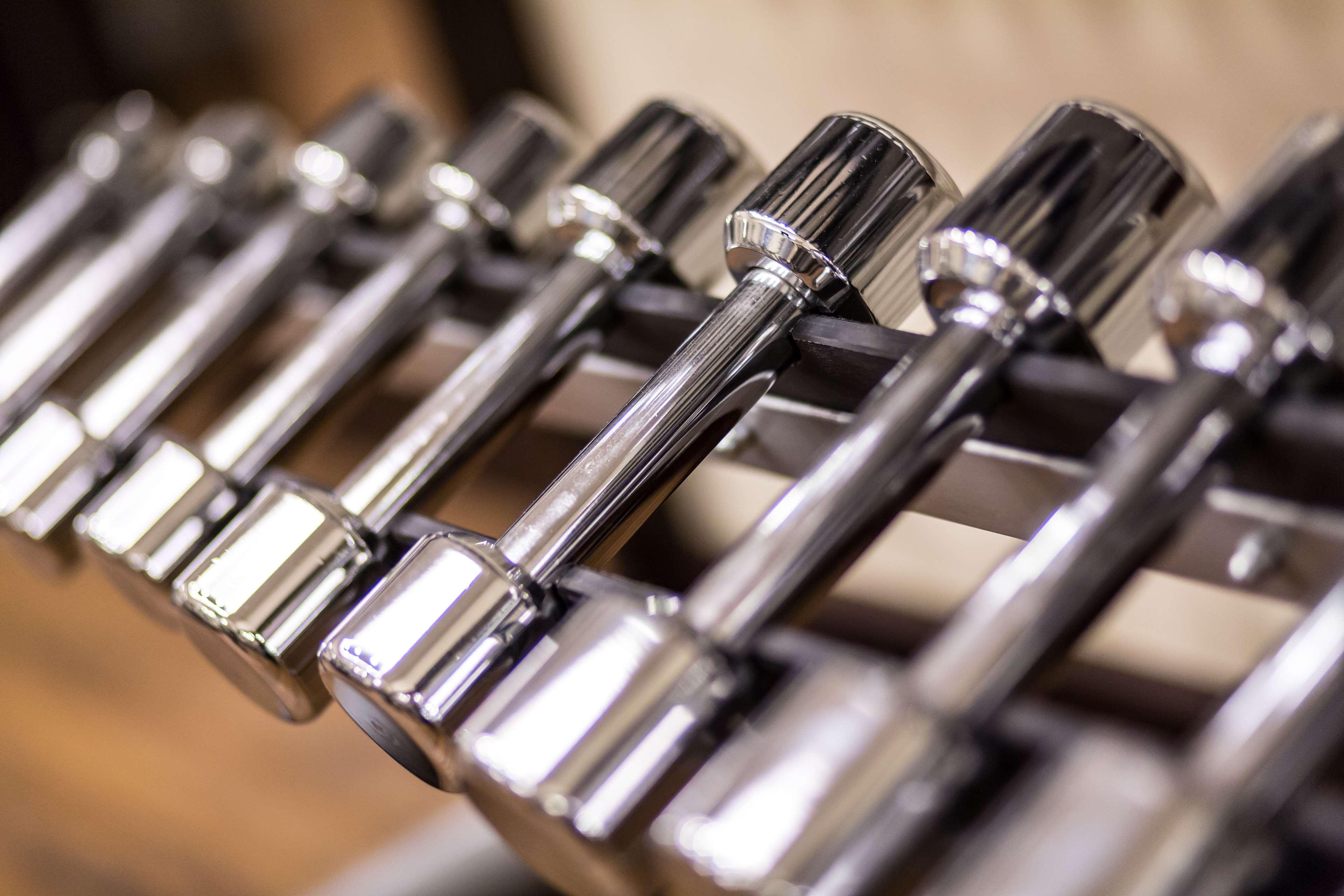 Radisson Blu Hotel, กดัญสก์ ภายนอก รูปภาพ The photo shows a close-up view of a row of chrome dumbbells arranged on a rack. The dumbbells have a shiny metallic finish, highlighting their weight and design. They vary in size, indicating different weights, and are typically used for strength tr